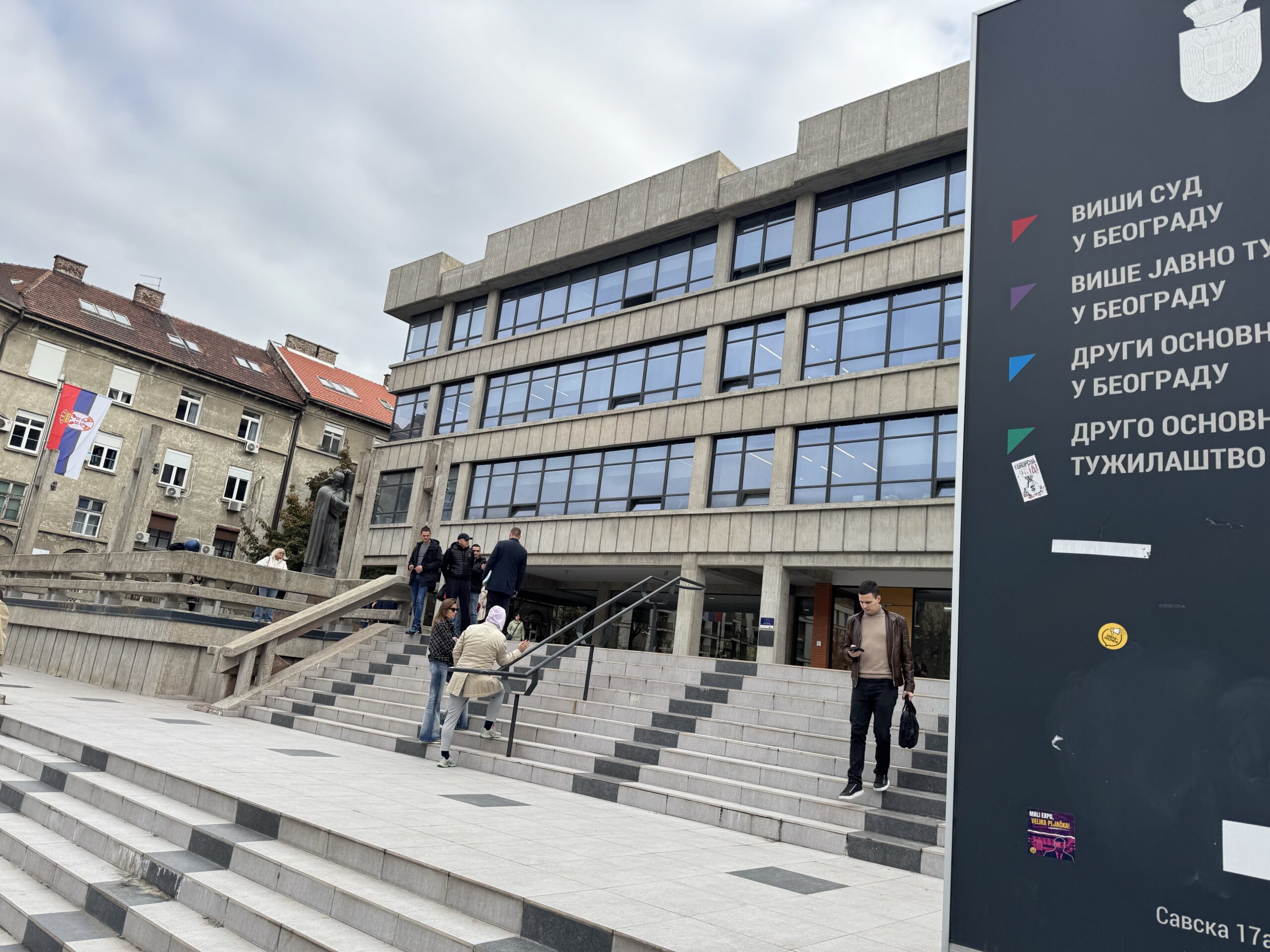 Tužilaštvo traži pritvor za prevaranta koji je oštetio 35 osoba za više od 2 miliona dinara Tužilaštvo traži pritvor za prevaranta koji je oštetio 35 osoba za više od 2 miliona dinara
