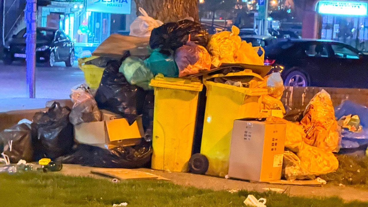 Prepunjeni kontejneri u Sjenici i nagomilano smeće na ulici