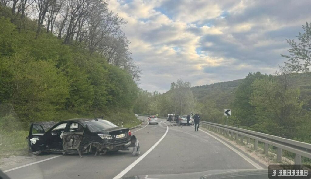 (FOTO) STRAVIČAN PRIZOR KOD NOVOG PAZARA: U sudaru učestvovala četiri automobila, BMW smrskan